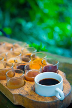 Kahve çekirdekleri Bali, Endonezya ağacı üzerinde. Kopi Luwak kedi kakası kahve da adlandırılan dünyanın en pahalı kahvesidir. Bir belirli Endonezya misk kedisi tarafından sindirilmiş kahve çekirdekleri dan hazırlanmıştır.