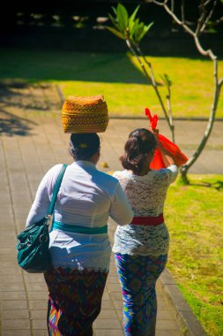 Endonezya kadınlar Bali, Endonezya'da yürüme. Jakarta Endonezya Adaları en büyük ve ana şehirde olduğunu.