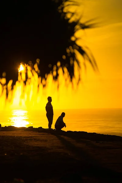 Indonesiska Män Samla Garbages Närheten Havet Bali Indonesien Bali Känt — Stockfoto