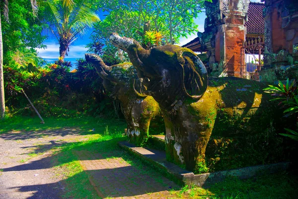 Ινδονησιακά Ιστορική Άγαλμα Κοντά Στην Παραλία Του Στο Νησί Του — Φωτογραφία Αρχείου