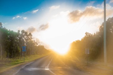 Brisbane şehir Queensland, Avustralya yakın alınan yol. Avustralya dünyanın Güney kısmında yer alan bir kıta olduğunu.