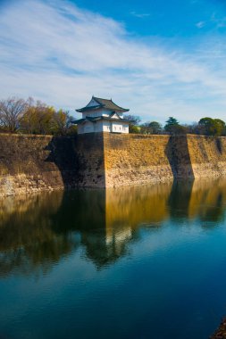 Osaka 'da Osaka Kalesi, Japonya. Osaka, kültür ve iş piyasaları için Japonya 'nın önemli şehirlerinden biridir..