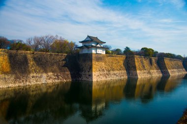 Osaka 'da Osaka Kalesi, Japonya. Osaka, kültür ve iş piyasaları için Japonya 'nın önemli şehirlerinden biridir..
