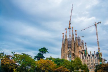 Barselona, Ispanya-24 Kasım 2018: La Sagrada Familia 'nın inşaatı devam ediyor. Bu bir sanatçı Antoni Gaudi tarafından UNESCO Dünya Mirası site bölümünde.