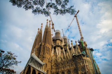 Barselona, Ispanya-24 Kasım 2018: La Sagrada Familia 'nın inşaatı devam ediyor. Bu bir sanatçı Antoni Gaudi tarafından UNESCO Dünya Mirası site bölümünde.