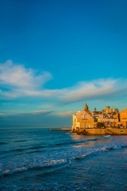 İspanya, Barselona 'daki İspanyol Plaj Tatil Köyü. Sitges bölgesi sahil beldesi olarak bilinir..