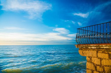 İspanya, Barselona 'daki İspanyol Plaj Tatil Köyü. Sitges bölgesi sahil beldesi olarak bilinir..