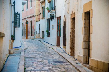 İspanya, Barselona 'daki İspanyol Plaj Tatil Köyü. Sitges bölgesi sahil beldesi olarak bilinir..
