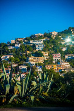 İspanya, Barselona 'daki İspanyol Plaj Tatil Köyü. Sitges bölgesi sahil beldesi olarak bilinir..