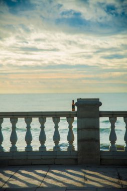 İspanya, Barselona 'daki İspanyol Plaj Tatil Köyü. Sitges bölgesi sahil beldesi olarak bilinir..