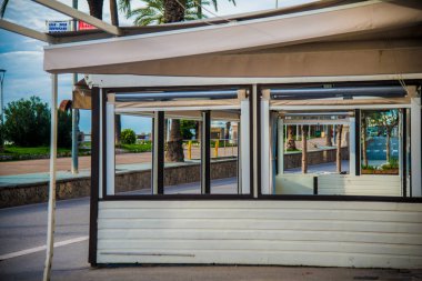 İspanya, Barselona 'daki İspanyol Plaj Tatil Köyü. Sitges bölgesi sahil beldesi olarak bilinir..