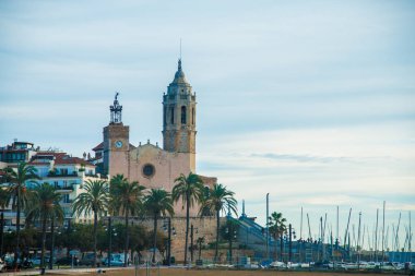İspanya, Barselona 'daki İspanyol Plaj Tatil Köyü. Sitges bölgesi sahil beldesi olarak bilinir..