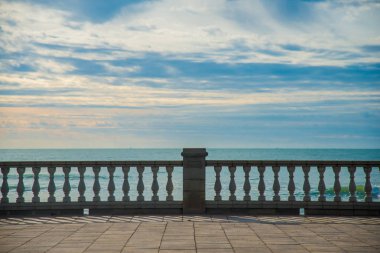 İspanya, Barselona 'daki İspanyol Plaj Tatil Köyü. Sitges bölgesi sahil beldesi olarak bilinir..