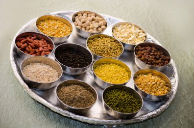 Masada Hint yemekleri var. Hindistan 'ın tipik yemek fikri çok baharatlı köri..