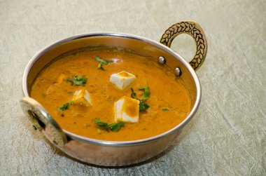 Masada Hint yemekleri var. Hindistan 'ın tipik yemek fikri çok baharatlı köri..