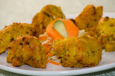 Masada Hint yemekleri var. Hindistan 'ın tipik yemek fikri çok baharatlı köri..