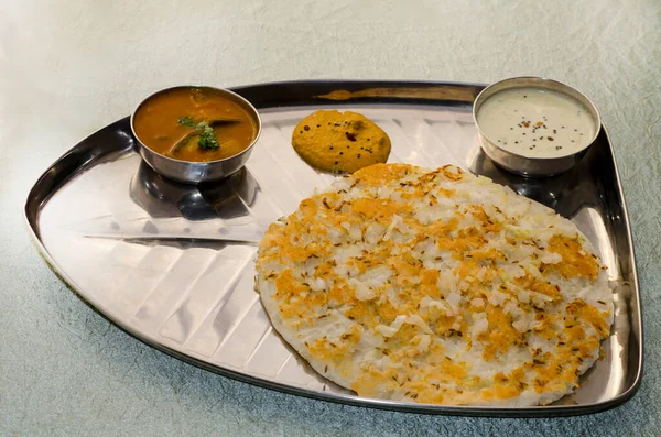 桌上放着印第安食品 印度的典型食物是咖哩和这么多香料 — 图库照片