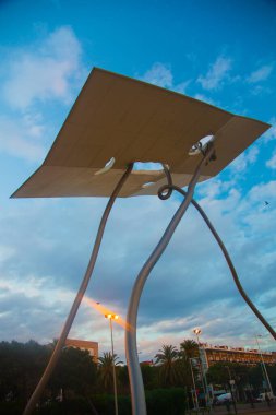 Turistler Barselona, İspanya 'ya gidiyorlar. Barcelona, İspanya 'nın doğu kıyısında yer alan bir Artistik şehir olarak bilinir.