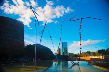 Turistler Barselona, İspanya 'ya gidiyorlar. Barcelona, İspanya 'nın doğu kıyısında yer alan bir Artistik şehir olarak bilinir.