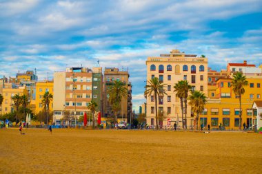 Turistler Barselona, İspanya 'ya gidiyorlar. Barcelona, İspanya 'nın doğu kıyısında yer alan bir Artistik şehir olarak bilinir.