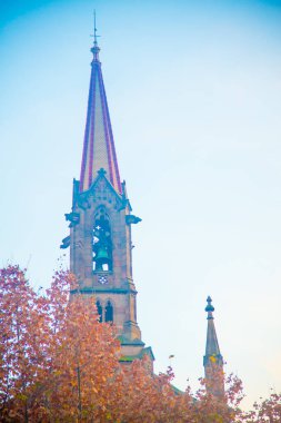 Turistler Barselona, İspanya 'ya gidiyorlar. Barcelona, İspanya 'nın doğu kıyısında yer alan bir Artistik şehir olarak bilinir.