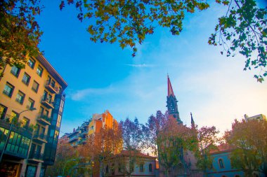 Turistler Barselona, İspanya 'ya gidiyorlar. Barcelona, İspanya 'nın doğu kıyısında yer alan bir Artistik şehir olarak bilinir.