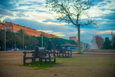 Turistler Barselona, İspanya 'ya gidiyorlar. Barcelona, İspanya 'nın doğu kıyısında yer alan bir Artistik şehir olarak bilinir.