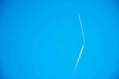 Turistler Barselona, İspanya 'ya gidiyorlar. Barcelona, İspanya 'nın doğu kıyısında yer alan bir Artistik şehir olarak bilinir.