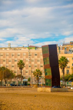 Barcelona, İspanya 'daki Barceloneta plajı. Barcelona, İspanya 'nın doğu kıyısında yer alan bir Artistik şehir olarak bilinir.