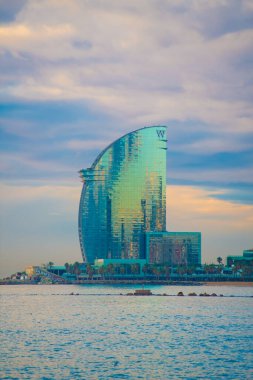 Barcelona, İspanya 'daki Barceloneta plajı. Barcelona, İspanya 'nın doğu kıyısında yer alan bir Artistik şehir olarak bilinir.