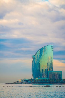 Barcelona, İspanya 'daki Barceloneta plajı. Barcelona, İspanya 'nın doğu kıyısında yer alan bir Artistik şehir olarak bilinir.