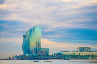 Barcelona, İspanya 'daki Barceloneta plajı. Barcelona, İspanya 'nın doğu kıyısında yer alan bir Artistik şehir olarak bilinir.