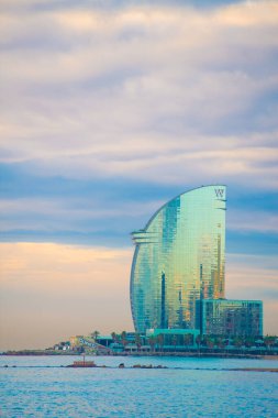 Barcelona, İspanya 'daki Barceloneta plajı. Barcelona, İspanya 'nın doğu kıyısında yer alan bir Artistik şehir olarak bilinir.