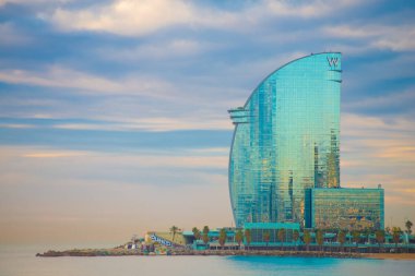 Barcelona, İspanya 'daki Barceloneta plajı. Barcelona, İspanya 'nın doğu kıyısında yer alan bir Artistik şehir olarak bilinir.