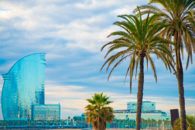 Barcelona, İspanya 'daki Barceloneta plajı. Barcelona, İspanya 'nın doğu kıyısında yer alan bir Artistik şehir olarak bilinir.