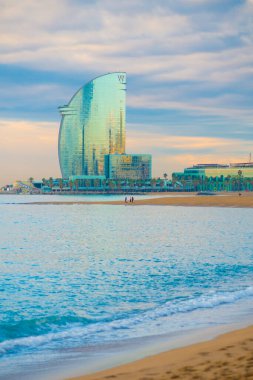 Barcelona, İspanya 'daki Barceloneta plajı. Barcelona, İspanya 'nın doğu kıyısında yer alan bir Artistik şehir olarak bilinir.