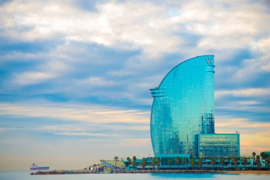 Barcelona, İspanya 'daki Barceloneta plajı. Barcelona, İspanya 'nın doğu kıyısında yer alan bir Artistik şehir olarak bilinir.