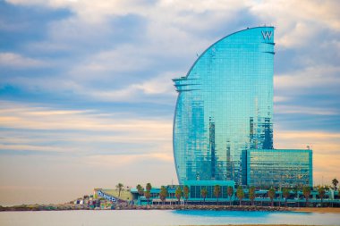 Barcelona, İspanya 'daki Barceloneta plajı. Barcelona, İspanya 'nın doğu kıyısında yer alan bir Artistik şehir olarak bilinir.