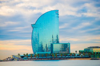 Barcelona, İspanya 'daki Barceloneta plajı. Barcelona, İspanya 'nın doğu kıyısında yer alan bir Artistik şehir olarak bilinir.