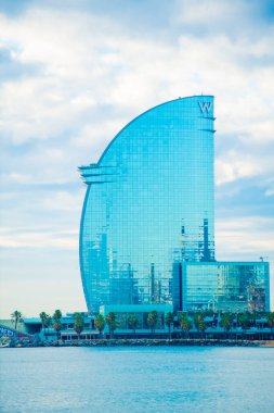 Barcelona, İspanya 'daki Barceloneta plajı. Barcelona, İspanya 'nın doğu kıyısında yer alan bir Artistik şehir olarak bilinir.