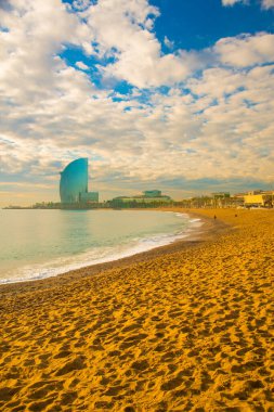 Barcelona, İspanya 'daki Barceloneta plajı. Barcelona, İspanya 'nın doğu kıyısında yer alan bir Artistik şehir olarak bilinir.