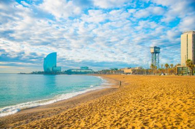 Barcelona, İspanya 'daki Barceloneta plajı. Barcelona, İspanya 'nın doğu kıyısında yer alan bir Artistik şehir olarak bilinir.