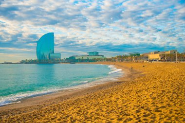 Barcelona, İspanya 'daki Barceloneta plajı. Barcelona, İspanya 'nın doğu kıyısında yer alan bir Artistik şehir olarak bilinir.