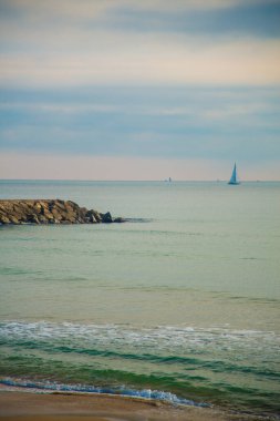 İspanya, Barselona 'daki İspanyol Plaj Tatil Köyü. Sitges bölgesi sahil beldesi olarak bilinir..