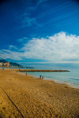 İspanya, Barselona 'daki İspanyol Plaj Tatil Köyü. Sitges bölgesi sahil beldesi olarak bilinir..