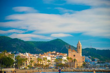 İspanya, Barselona 'daki İspanyol Plaj Tatil Köyü. Sitges bölgesi sahil beldesi olarak bilinir..