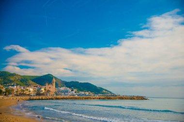 İspanya, Barselona 'daki İspanyol Plaj Tatil Köyü. Sitges bölgesi sahil beldesi olarak bilinir..