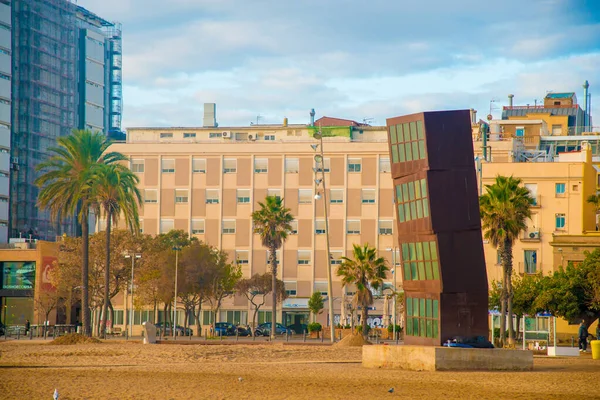 Barcelona, İspanya 'daki Barceloneta plajı. Barcelona, İspanya 'nın doğu kıyısında yer alan bir Artistik şehir olarak bilinir.