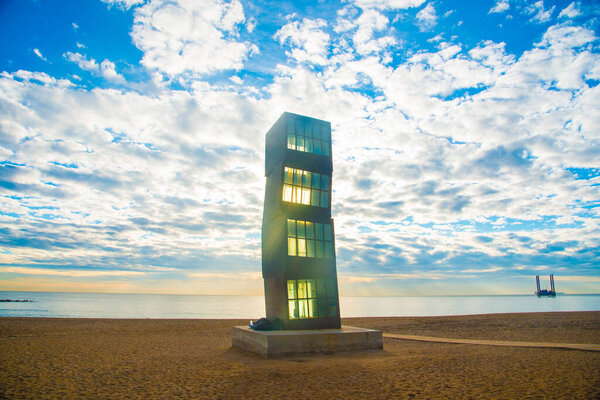 Пляж Барселонета в Барселоне, Испания. Барселона известна как художественный город, расположенный на восточном побережье Испании
