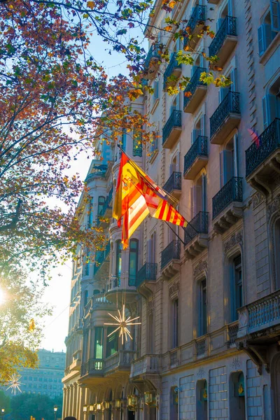 游客目的地西班牙巴塞罗那的国旗 巴塞罗那是一个位于西班牙东海岸的艺术之城 — 图库照片